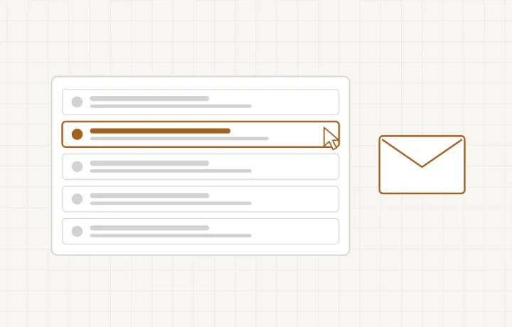 Une enveloppe fermée dont seule la première ligne est visible, avec un doigt hésitant au-dessus